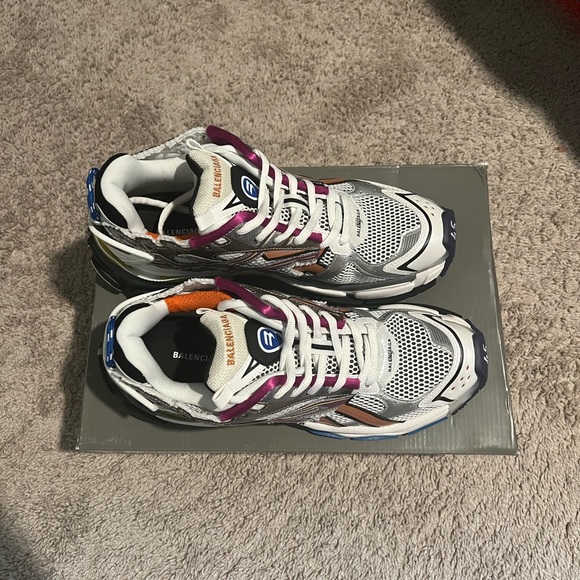 Balenciaga Runners in the grey color way there a size 45 EU - Picture 3 of 4